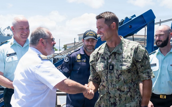 Canadian senior leaders visit multinational salvage diver training