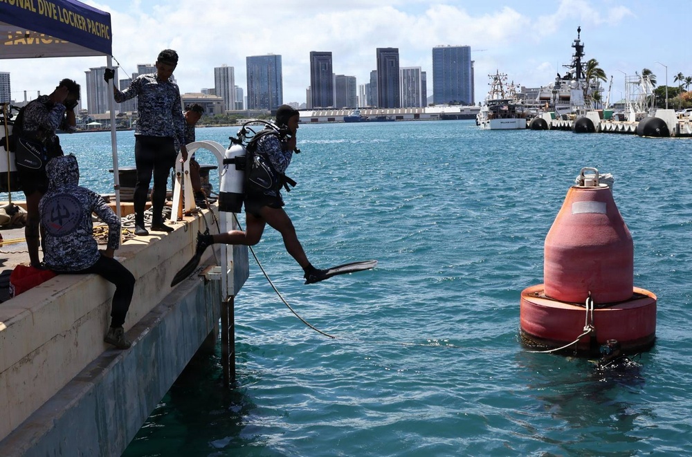 PCG divers strengthen interoperability with U.S. Coast Guard during RIMPAC 2026