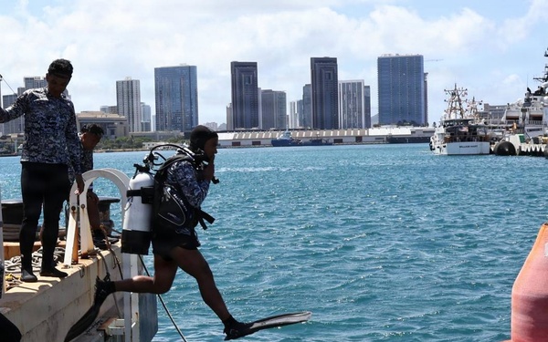 PCG divers strengthen interoperability with U.S. Coast Guard during RIMPAC 2026