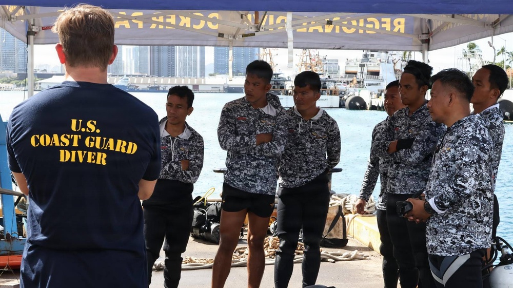 PCG divers strengthen interoperability with U.S. Coast Guard during RIMPAC 2026