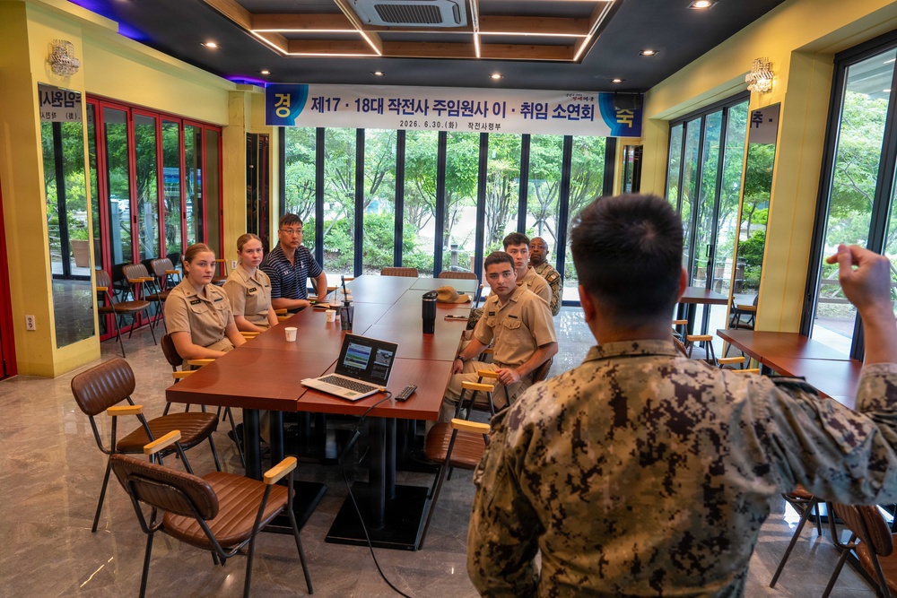 Commander, Naval Forces Korea hosts U.S. Naval Academy Midshipmen