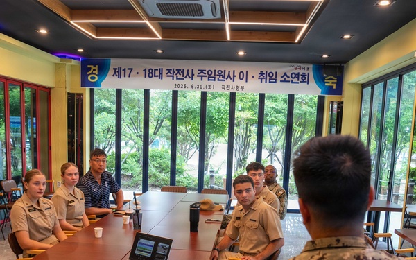 Commander, Naval Forces Korea hosts U.S. Naval Academy Midshipmen