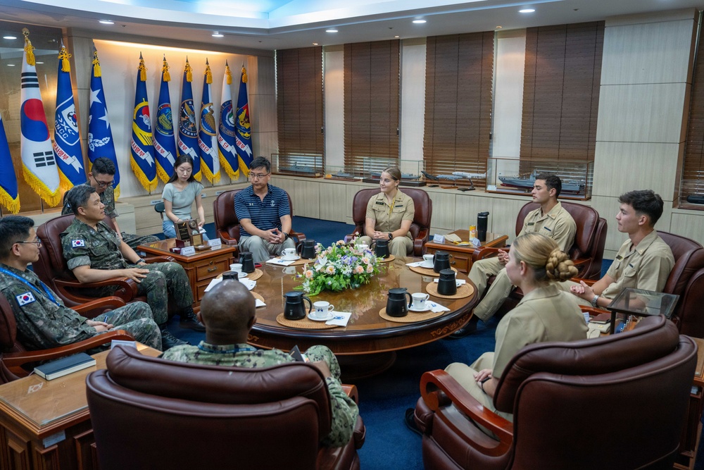 Commander, Naval Forces Korea hosts U.S. Naval Academy Midshipmen