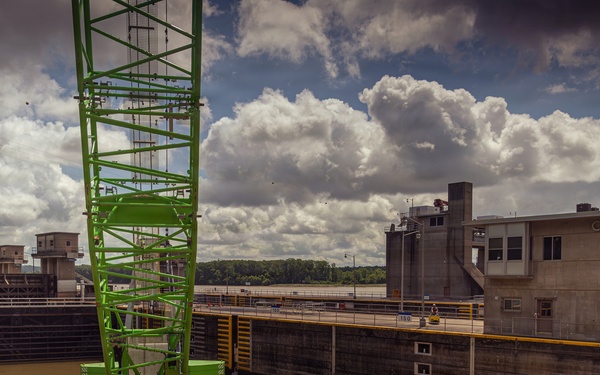 Light Capacity Fleet Supports Critical Repairs at Cannelton Lock and Dam