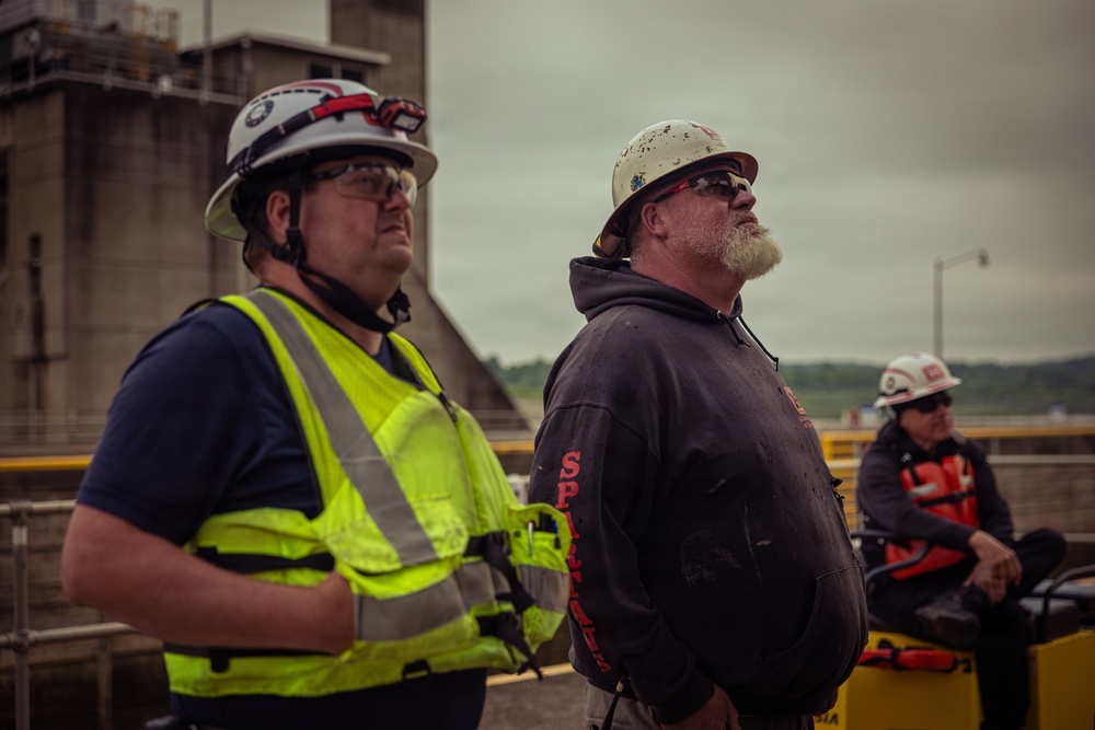 Light Capacity Fleet Supports Critical Repairs at Cannelton Lock and Dam