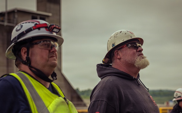Light Capacity Fleet Supports Critical Repairs at Cannelton Lock and Dam