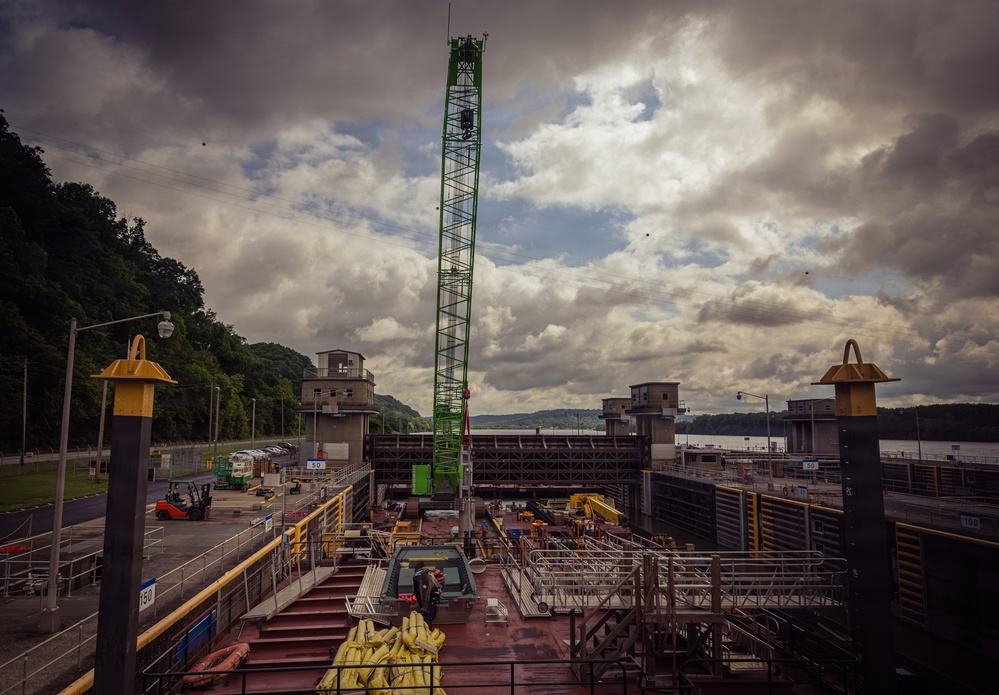 Light Capacity Fleet Supports Critical Repairs at Cannelton Lock and Dam