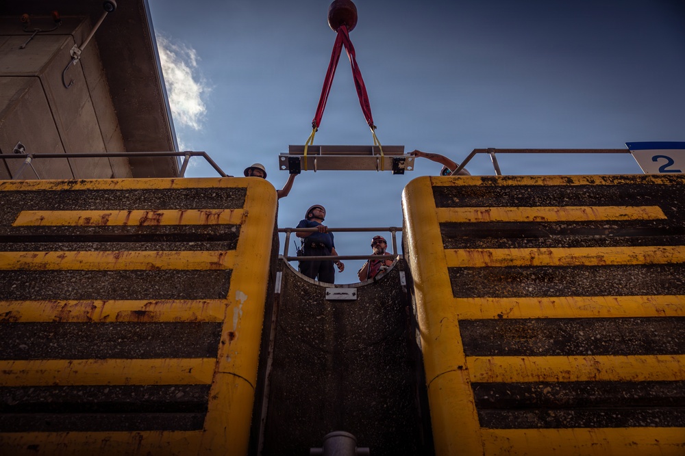 Light Capacity Fleet Supports Critical Repairs at Cannelton Lock and Dam