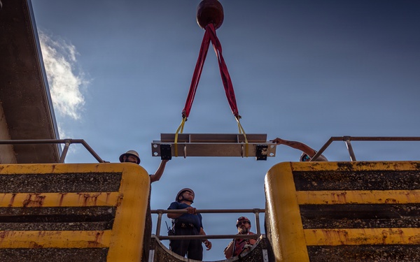 Light Capacity Fleet Supports Critical Repairs at Cannelton Lock and Dam