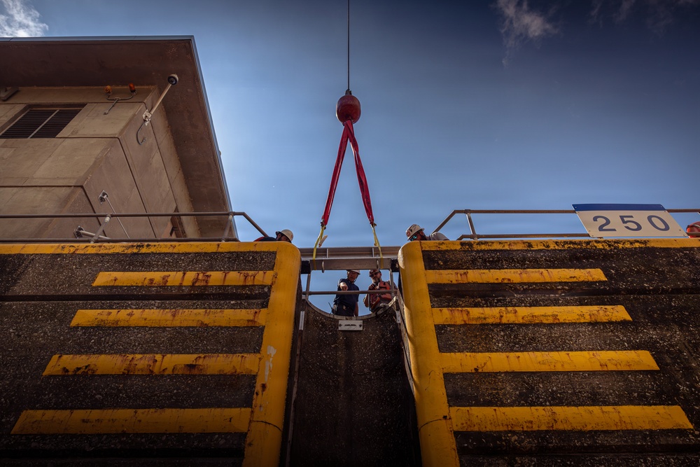 Light Capacity Fleet Supports Critical Repairs at Cannelton Lock and Dam