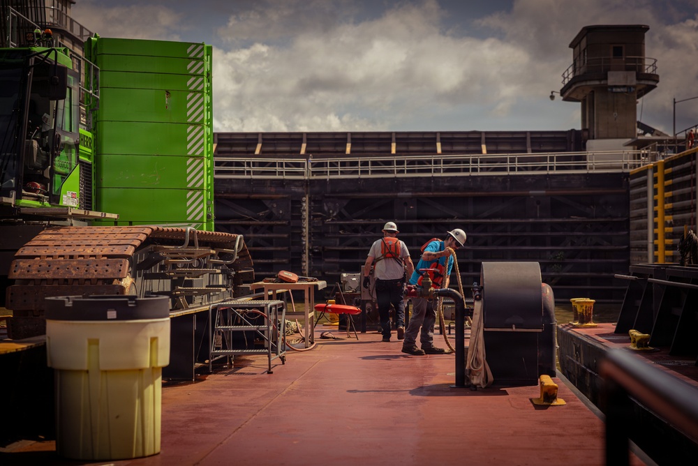 Light Capacity Fleet Supports Critical Repairs at Cannelton Lock and Dam