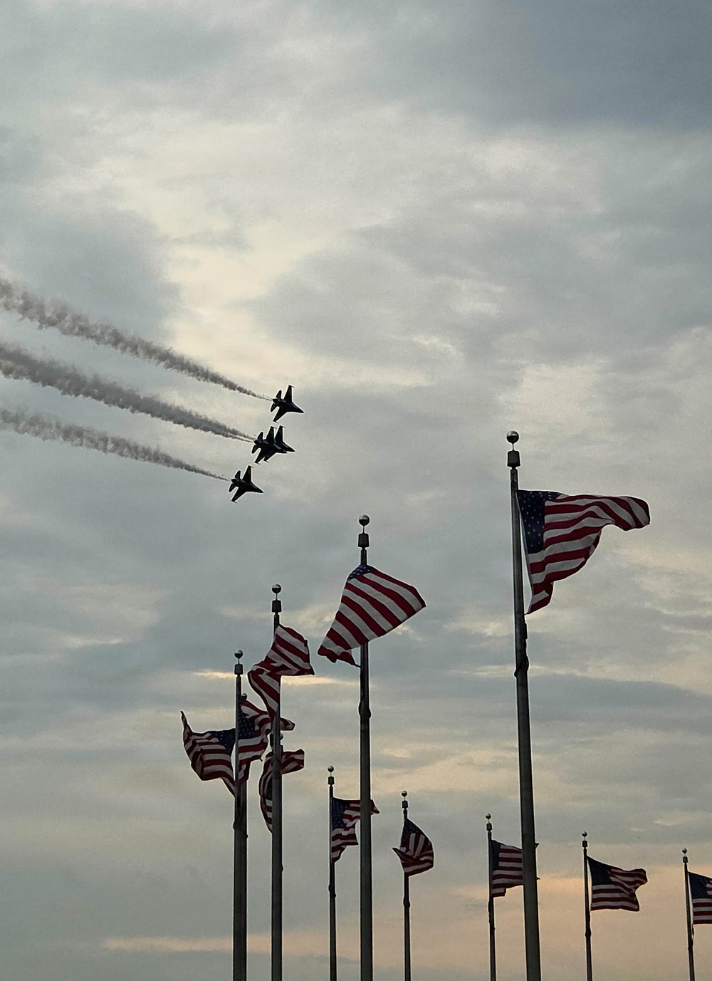 USAF Thunderbirds commemorate nation's 250th anniversary over D.C.
