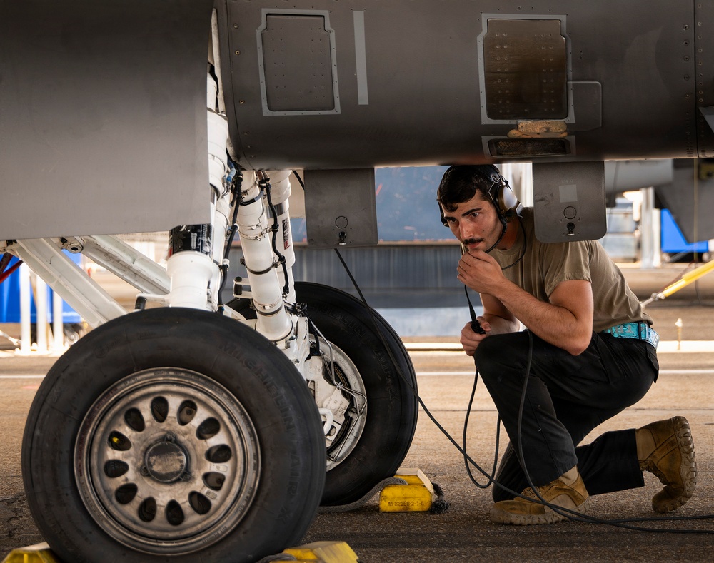 Test Wing maintainers keep Falcons fighting