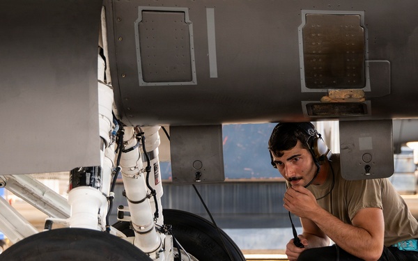 Test Wing maintainers keep Falcons fighting