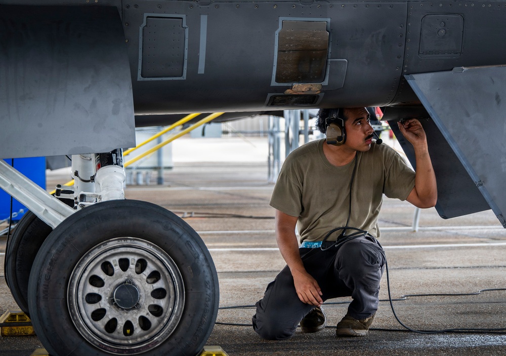 Test Wing maintainers keep Falcons fighting