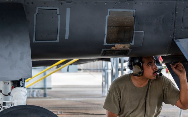 Test Wing maintainers keep Falcons fighting