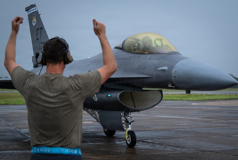 Test Wing maintainers keep Falcons fighting
