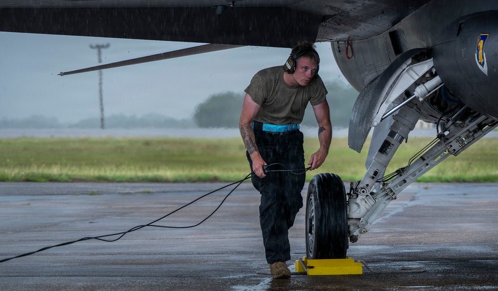 Test Wing maintainers keep Falcons fighting