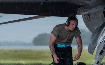 Test Wing maintainers keep Falcons fighting