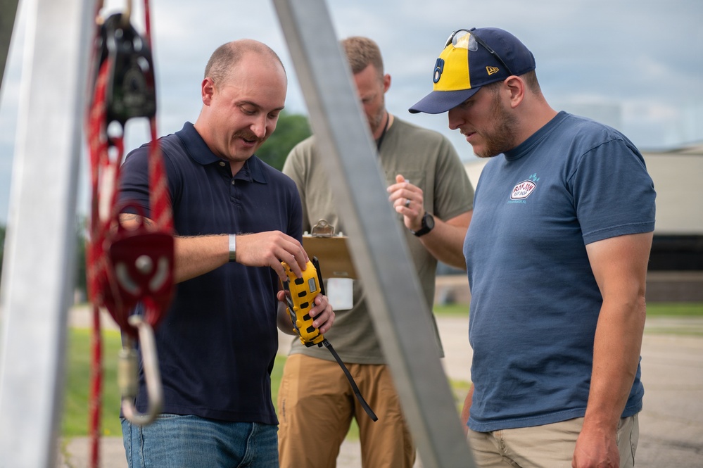 115th Fighter Wing simulates confined space rescue
