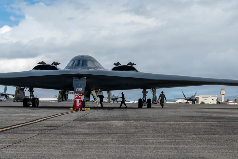 B-2 Spirits and F-22 Raptors complete integrated operations during BTF deployment