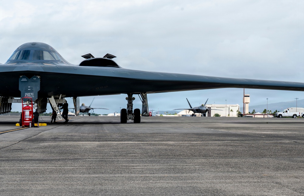 B-2 Spirits and F-22 Raptors complete integrated operations during BTF deployment