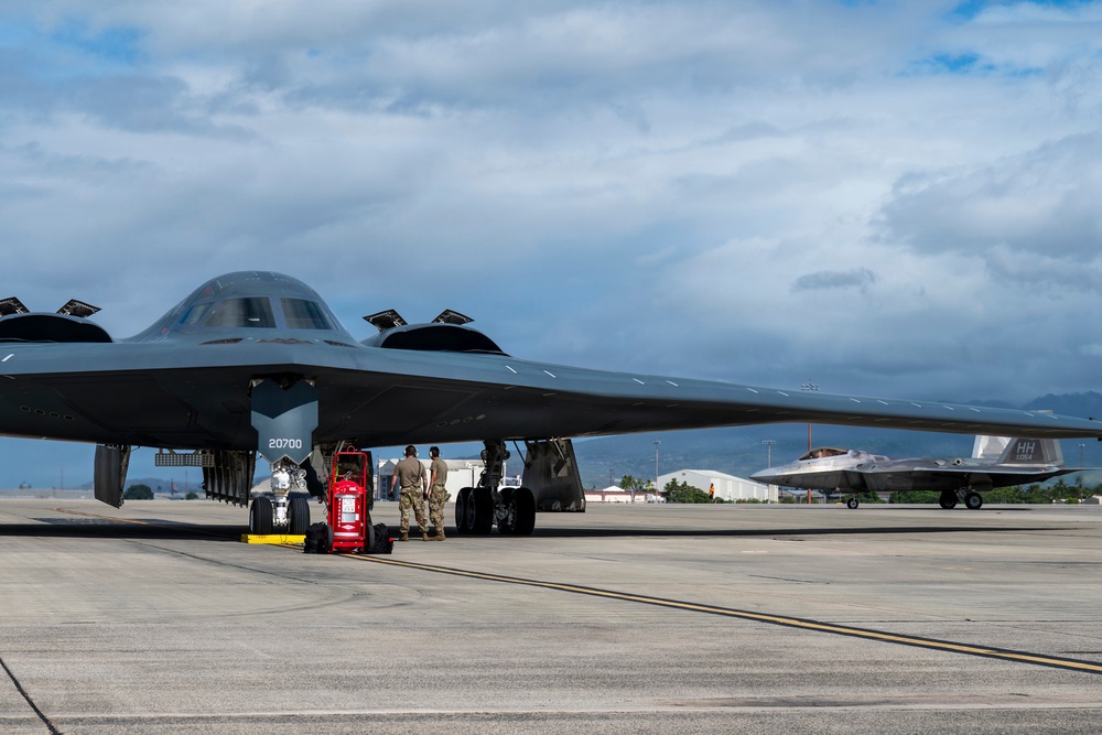 B-2 Spirits and F-22 Raptors complete integrated operations during BTF deployment