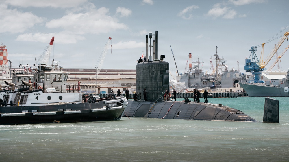 Royal Canadian Navy Victoria-class long-range patrol submarine HMCS Corner Brook (SSK 878) departs Pearl Harbor to begin RIMPAC 2026 sea phase