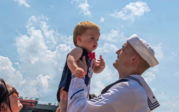 Nimitz Sailors Meet Loved Ones on The Pier