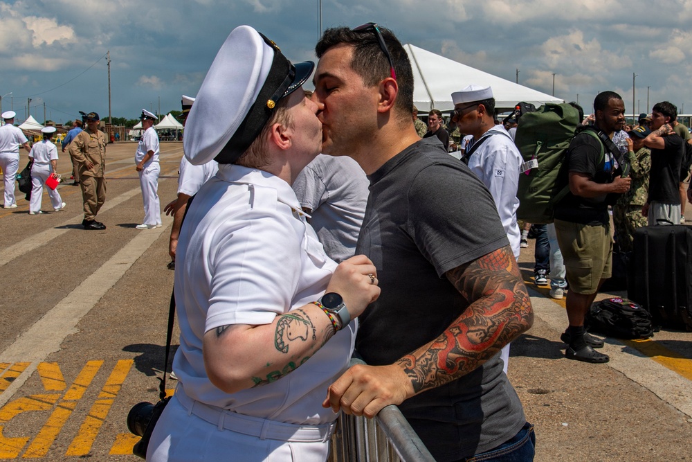 Nimitz Sailors Meet Loved Ones on The Pier