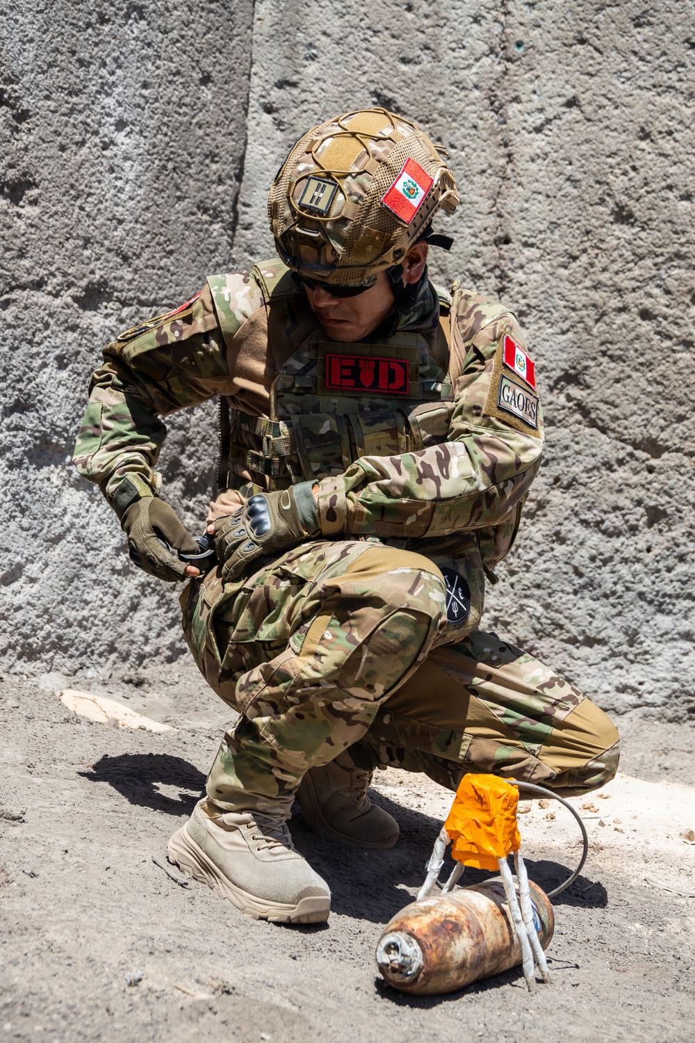 Multinational explosive ordnance disposal technicians train during RIMPAC 26