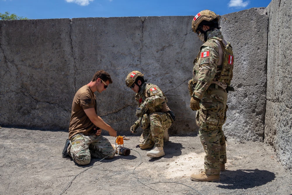 Multinational explosive ordnance disposal technicians train during RIMPAC 26
