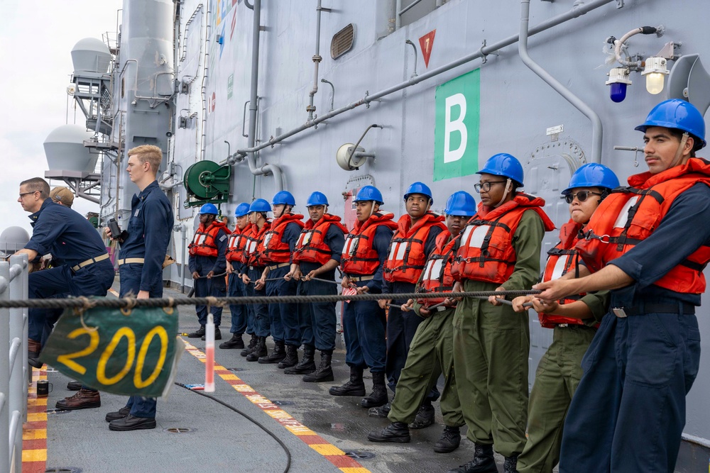 USS Kearsarge Conducts Replenishment at Sea