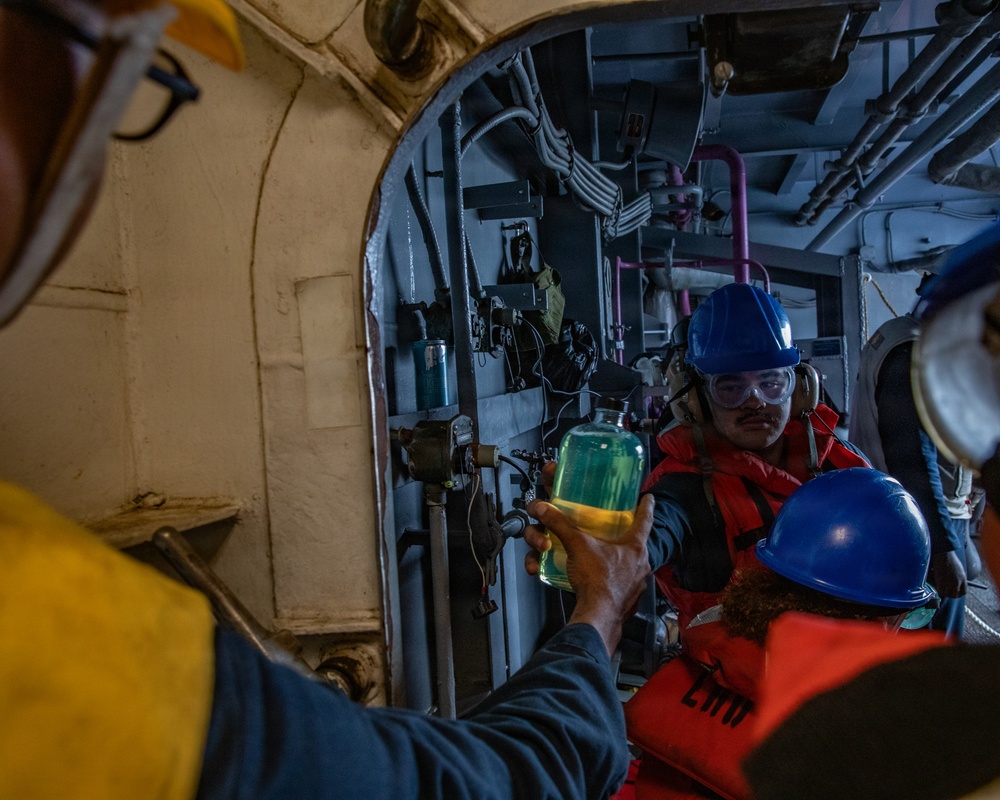 USS KEARSARGE CONDUCTS REPLENISHMENT AT SEA