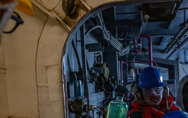 USS KEARSARGE CONDUCTS REPLENISHMENT AT SEA