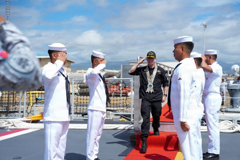 HMCS Regina commanding officer visits BRP Miguel Malvar during RIMPAC 2026