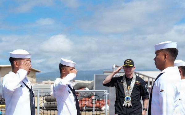 HMCS Regina commanding officer visits BRP Miguel Malvar during RIMPAC 2026