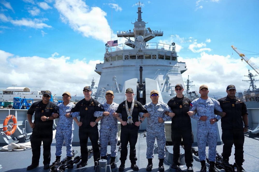 Philippine, Canadian Navies strengthen partnership through ship exchange visit during RIMPAC 26