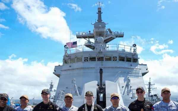 Philippine, Canadian Navies strengthen partnership through ship exchange visit during RIMPAC 26