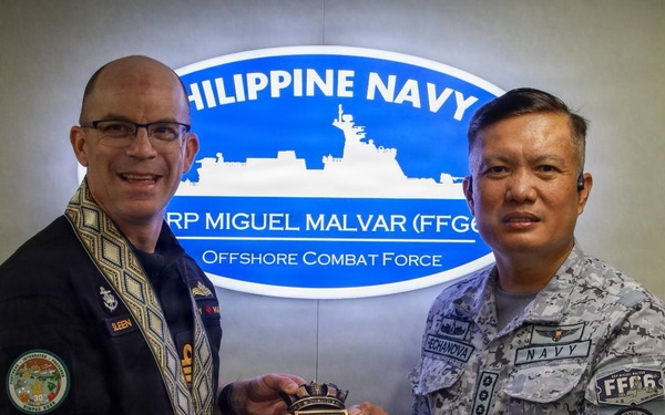BRP Miguel Malvar commanding officer receives a memento from HMCS Regina's skipper