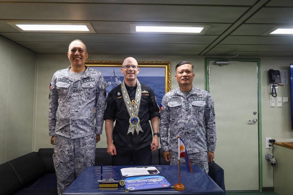 HMCS Regina commanding officer visits BRP Miguel Malvar during RIMPAC 2026