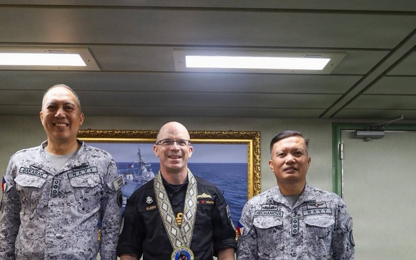 HMCS Regina commanding officer visits BRP Miguel Malvar during RIMPAC 2026