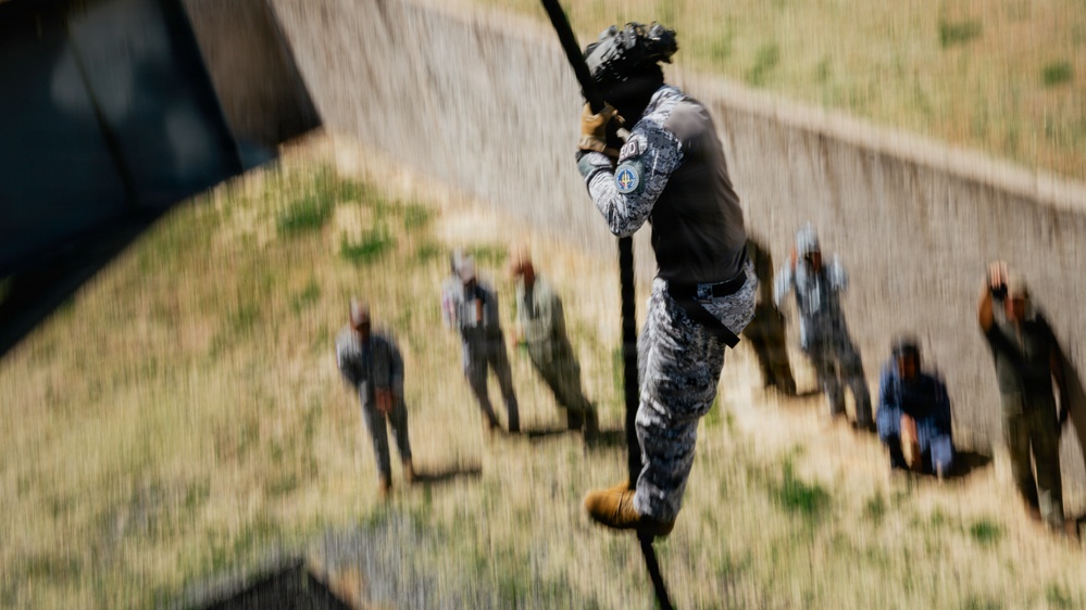 Multinational EOD technicians conduct HRST training during RIMPAC 26
