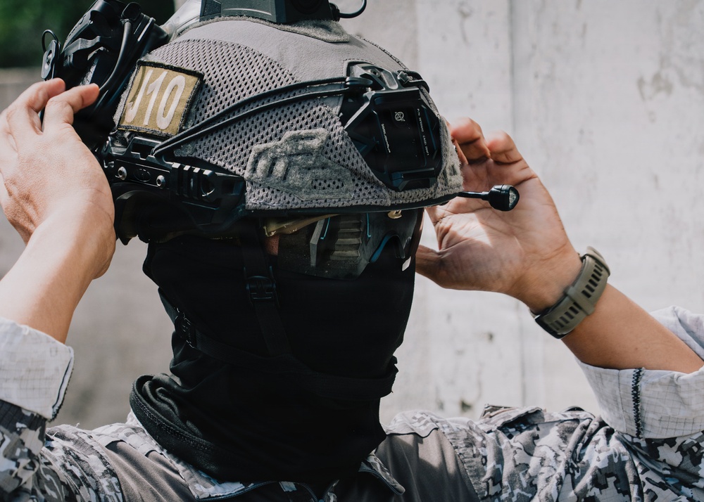 Multinational EOD technicians conduct HRST training during RIMPAC 26