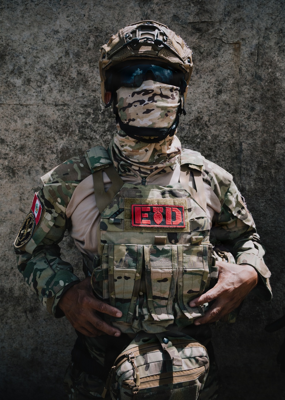 Multinational EOD technicians conduct HRST training during RIMPAC 26