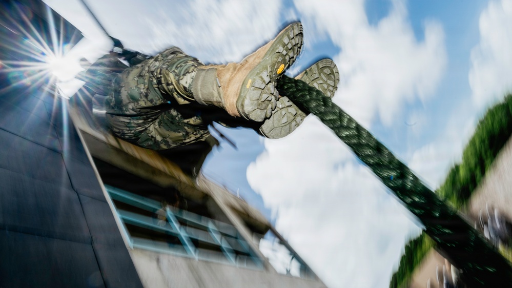 Multinational EOD technicians conduct HRST training during RIMPAC 26