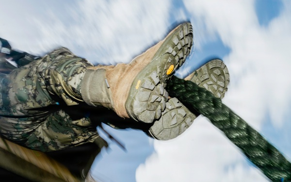 Multinational EOD technicians conduct HRST training during RIMPAC 26
