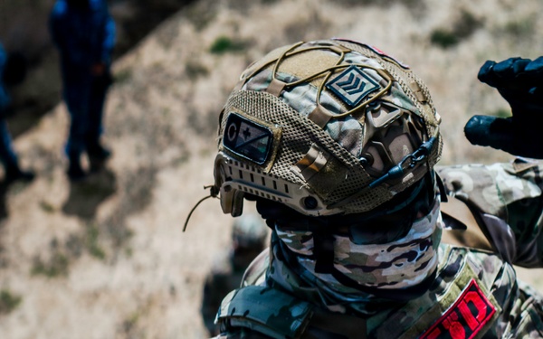 Multinational EOD technicians conduct HRST training during RIMPAC 26