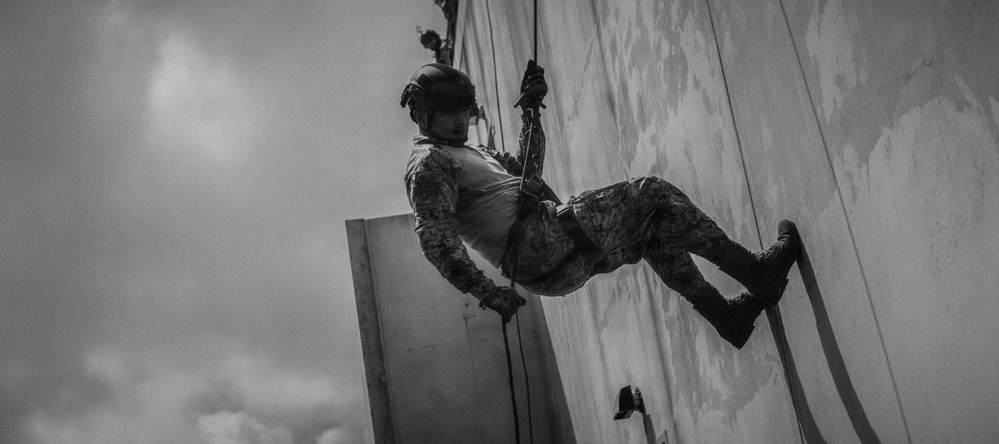 Multinational EOD technicians conduct HRST training during RIMPAC 26