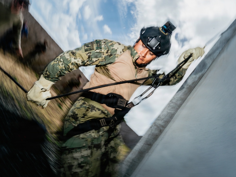 Multinational EOD technicians conduct HRST training during RIMPAC 26